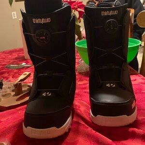 Thirty two snowboard boots